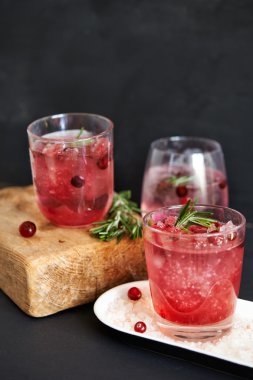 bardak su ile kızılcık