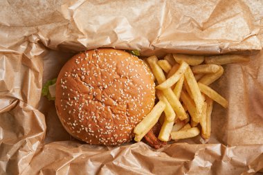 Hamburger ve patates kızartması