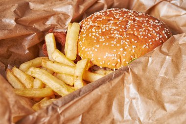 Hamburger ve patates kızartması