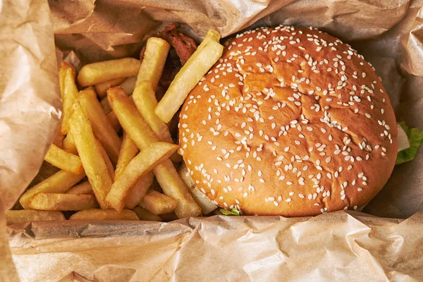 Hamburger ve patates kızartması