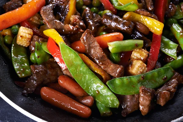 Remover la carne de vacuno y verduras fritas — Foto de Stock