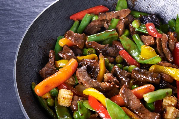 Remover la carne de vacuno y verduras fritas — Foto de Stock