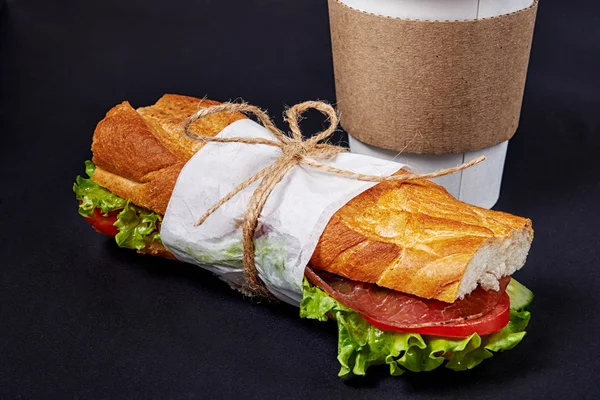 Taza de papel y sandwcich — Foto de Stock