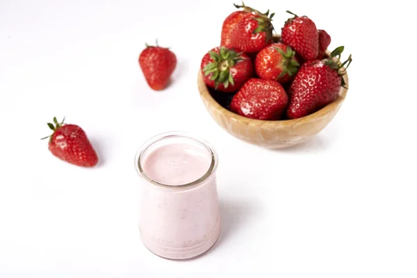 Yogur de fresa y tazón con fresas —  Fotos de Stock