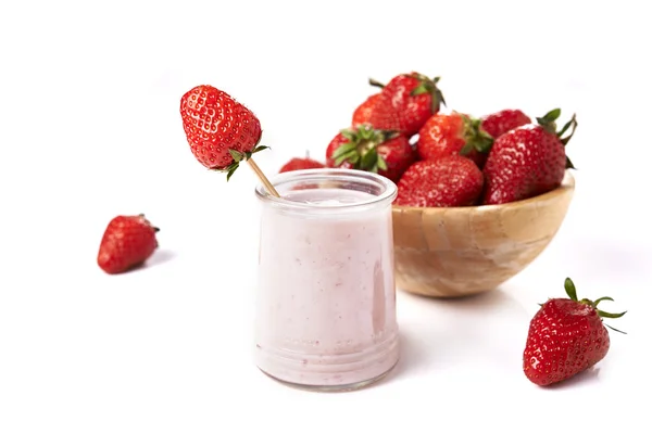 Strawberry yoghurt and bowl with strawberies — Stock Photo, Image