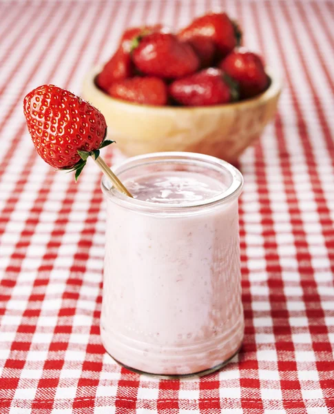 Yogurt de fresa y tazón con fresas —  Fotos de Stock