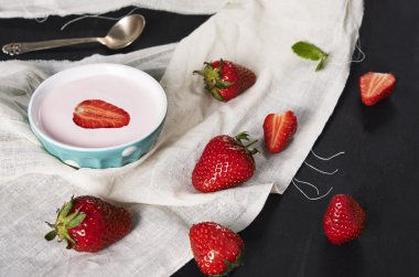 Çilekli yoğurt ve kase çilek ile