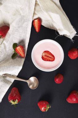 Çilekli yoğurt ve strawberies ile kase