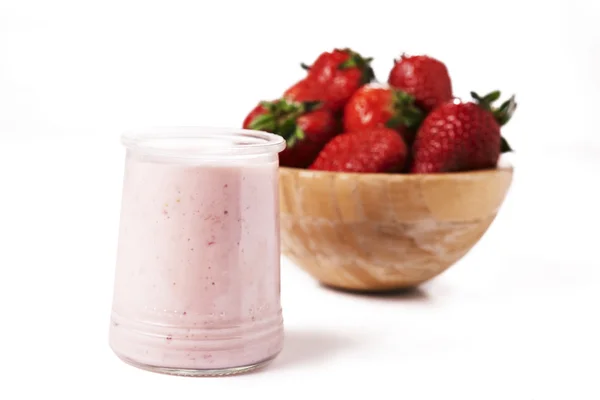 Yogur de fresa y bowl od fresas —  Fotos de Stock