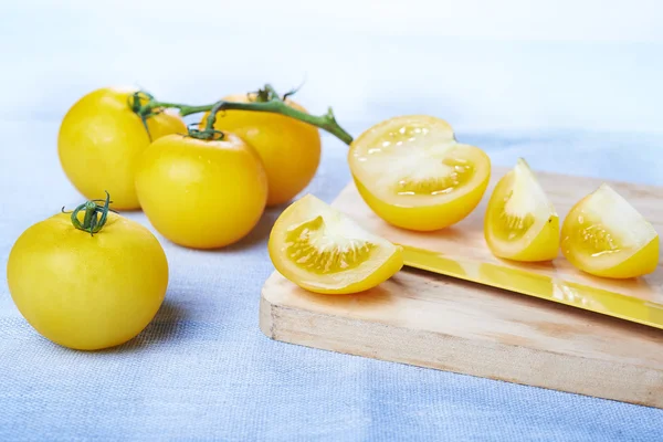 Fresh yellow tomatoes — Stock Photo, Image