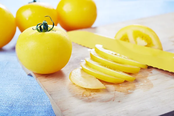 Fresh yellow tomatoes — Stock Photo, Image