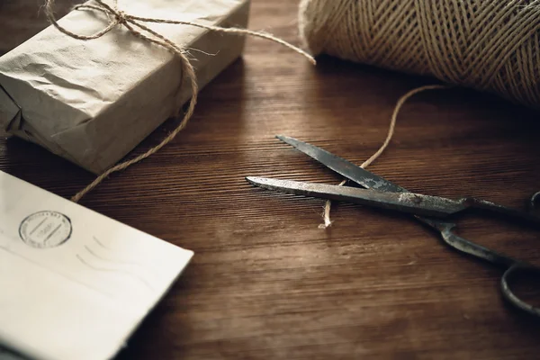 Caja de regalo en papel artesanal —  Fotos de Stock