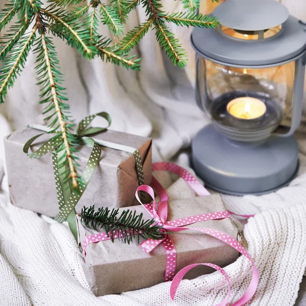 Geschenkboxen unter dem Weihnachtsbaum — Stockfoto