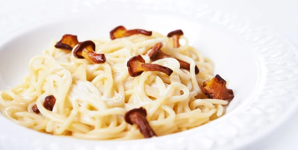 Spagheti with wild mashrooms — Stock Photo, Image