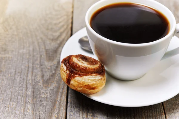 Koffie en kaneel broodje — Stockfoto