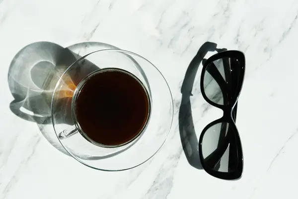 Black coffee and sunglasses — Stock Photo, Image