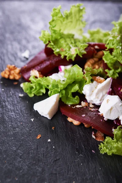 Rode bieten salade met kaas — Stockfoto