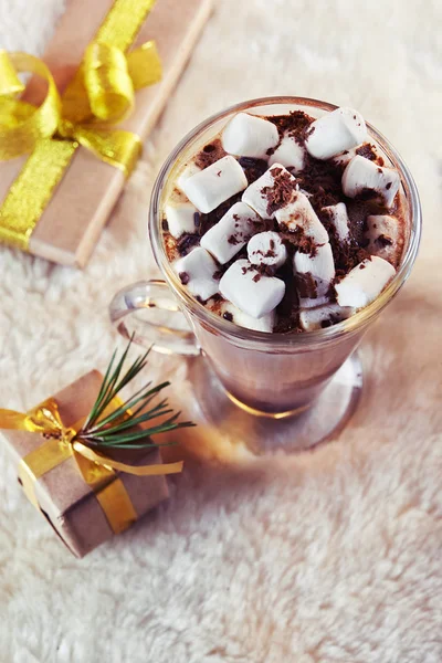 Xmas gift box and cacao with marshmallow — Stock Photo, Image