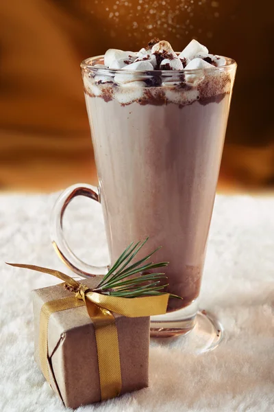 Caja de regalo de Navidad y cacao con malvavisco — Foto de Stock