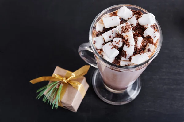 Xmas gift box and cacao with marshmallow — Stock Photo, Image