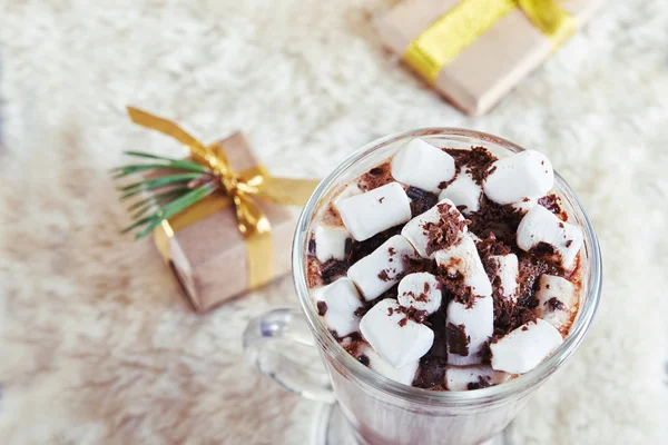 Weihnachtsgeschenkbox und Kakao mit Marshmallow — Stockfoto