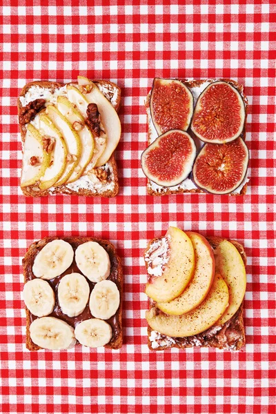 Broodjes met vruchten — Stockfoto