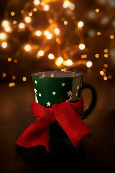 Scène Noël Tasse Décorée Cacao Écharpe Rouge Autour Tasse Des Photos De Stock Libres De Droits