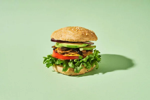 Hamburguesa Vegana Con Champiñones Fritos Otras Verduras Sobre Fondo Mentol Fotos de stock