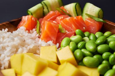 Somon, edamame, pirinç ve mangolu pokeh kasesi. Yaklaş.