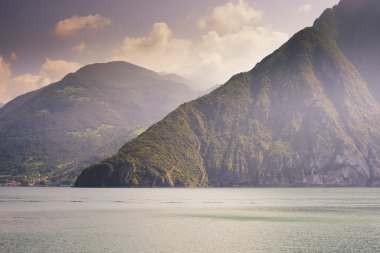 doğal görünümü rock ve göl