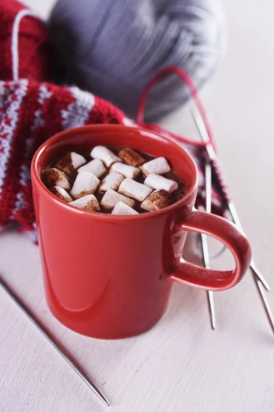 Caneca com chocolate quente — Fotografia de Stock