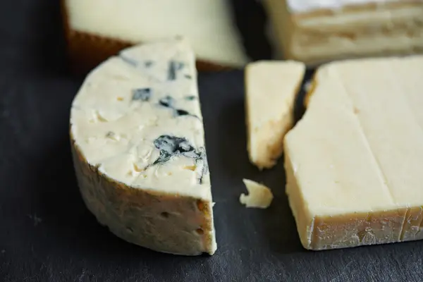 Chuletas de queso sobre fondo negro —  Fotos de Stock