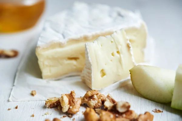 法国布里乳酪和核桃 — 图库照片