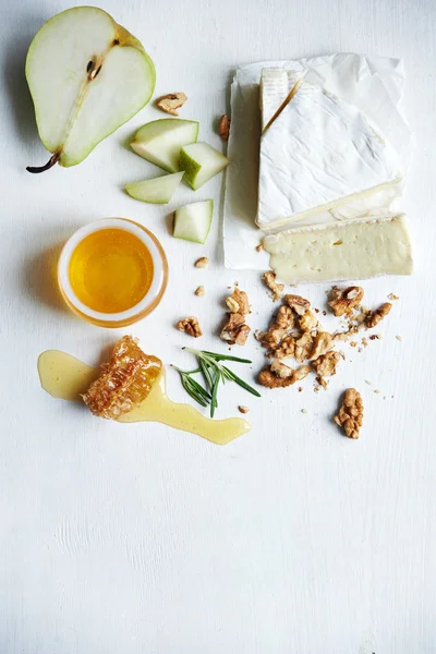 Brie y nueces —  Fotos de Stock