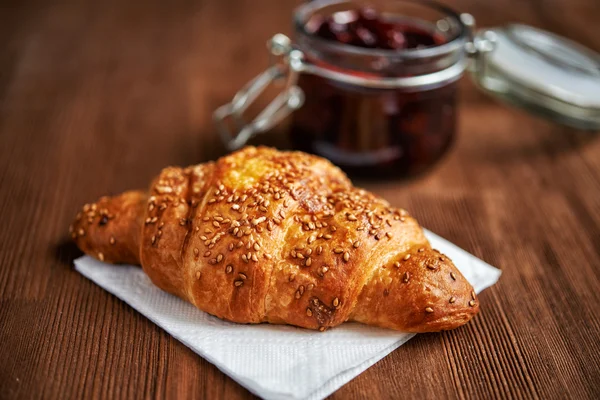 Croissant sobre fondo de madera — Foto de Stock