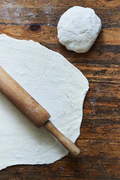 Dough and rolling pin — Stock Photo, Image