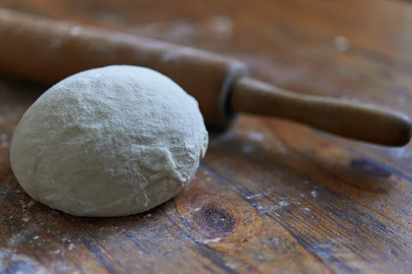 Dough and rolling pin — Stock Photo, Image