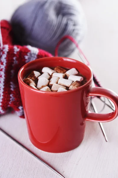 Mok met warme chocolademelk — Stockfoto