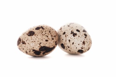 Beyaz arka planda izole edilmiş bıldırcın yumurtaları