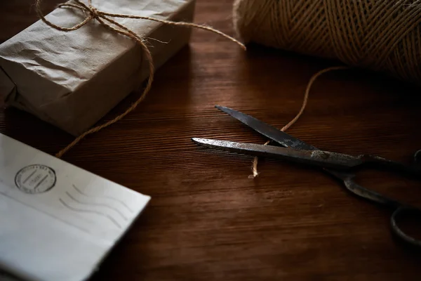 Caja de regalo en papel artesanal —  Fotos de Stock