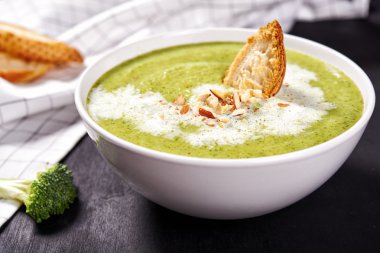 Brokoli kremalı çorba.