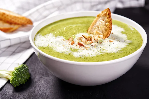 Brokoli kremalı çorba.