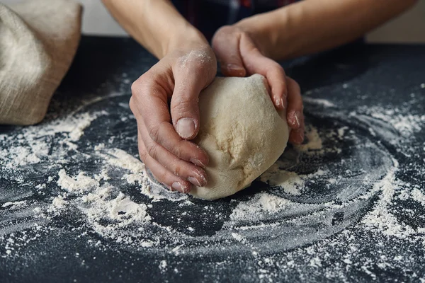 Hands and dough — Stock Photo, Image