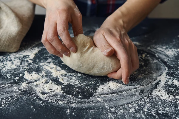 Hands and dough — Stock Photo, Image