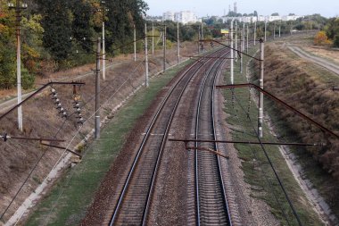Elektrikli demiryolu. Şehre giden iki tren yolu var..