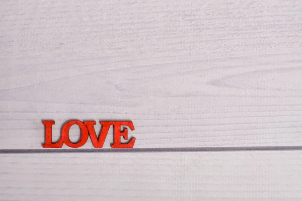 El amor inscripción sobre un fondo de madera. disposición. — Foto de Stock
