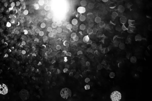 Raindrops on glass at night, defocused and blur. — Stock Photo, Image