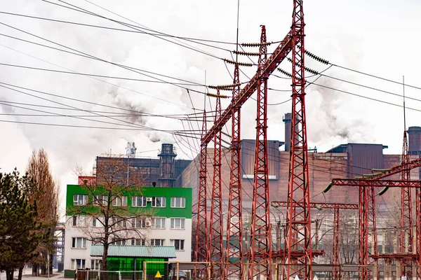 Elektrisch onderstation voor de stroomvoorziening van de metallurgische installatie. rookschoorstenen. — Stockfoto