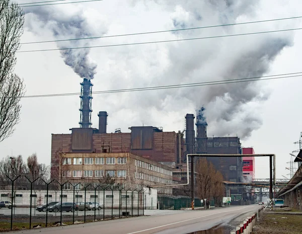 Dichte rook komt uit industriële schoorsteenpijpen. Pijpen met rook, industriële productie — Stockfoto