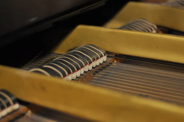 Pianomekanism. Inne i flygeln. Närbild av hammare, strängar inuti pianot. — Stockfoto